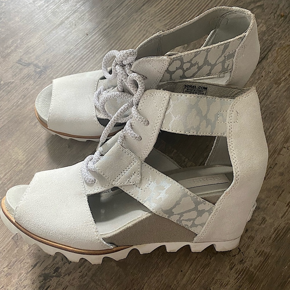 Womens Sorel white and silver leopard wedge.